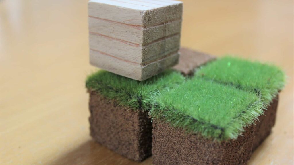 minecraftの木材ブロックと土ブロックをイメージして作った置物の写真。