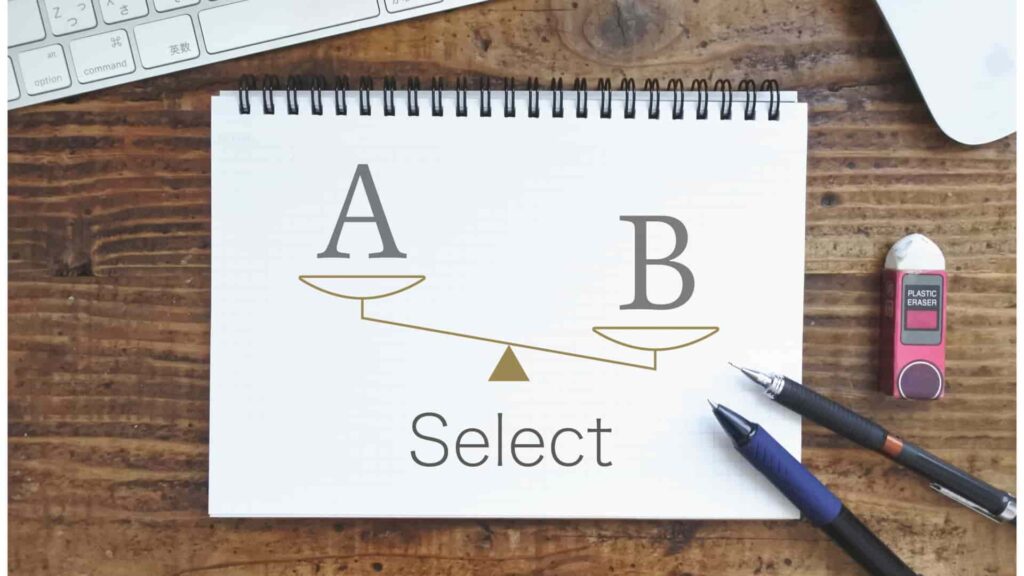 天秤の両端にA、Bと書かれた文字のイラスト。BがAより重たく、天秤が傾いている。