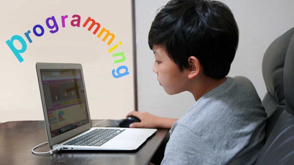 プログラミング学習をしている子どもの写真