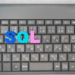 キーボードの上にSQLと書かれた文字の画像