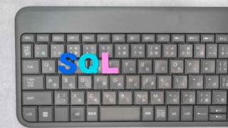 キーボードの上にSQLと書かれた文字の画像